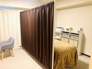 お着替え時、施術時は間仕切りを使用して、お客様が安心してお過ごしいただけます。 - レンタルサロン　Renabeau（リナビュー） レンタルサロン Renabeau(リナビュー）の設備の写真