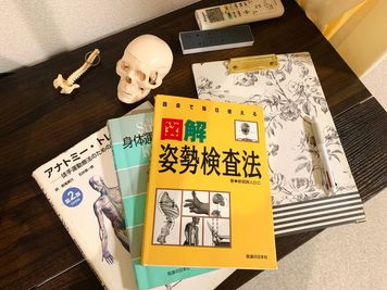 カウンセリングに便利な、バインダー、解剖学書籍、小型模型 - レンタルサロン　Renabeau（リナビュー） レンタルサロン Renabeau(リナビュー）の室内の写真
