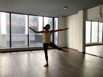 レンタルスタジオULTRA 本町店。JAZZやクラシック、バレエやアクター練習に持ってこい天井高と広さが良い - レンタルスタジオウルトラ 本町・靱公園店 夜専 | 本町 靱公園前店 | ヨガ撮影スタジオウルトラの室内の写真