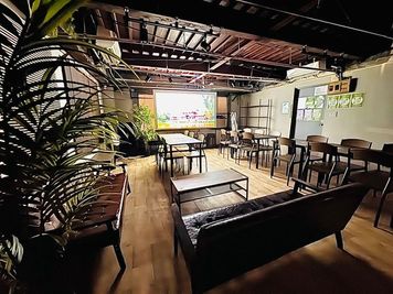 【LIVROS 桜木町】天井設置プロジェクター／１００㌅大画面 - 【横浜桜木町】駅近パーティールーム 横浜桜木町パーティールーム　『 LIVROS 桜木町 』の室内の写真