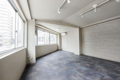 シックなデザインの内観 - ROIS STUDIO studio A｜24時間営業・プロ機材貸出無料の撮影スタジオの室内の写真