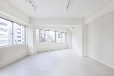 白基調の内装で自然光もバッチリ - ROIS STUDIO studio B｜24時間営業・プロ機材貸出無料の撮影スタジオの室内の写真