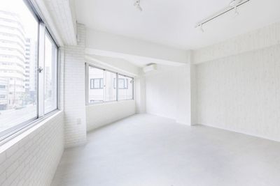 白基調の内装で自然光もバッチリ - ROIS STUDIO studio B｜24時間営業・プロ機材貸出無料の撮影スタジオの室内の写真