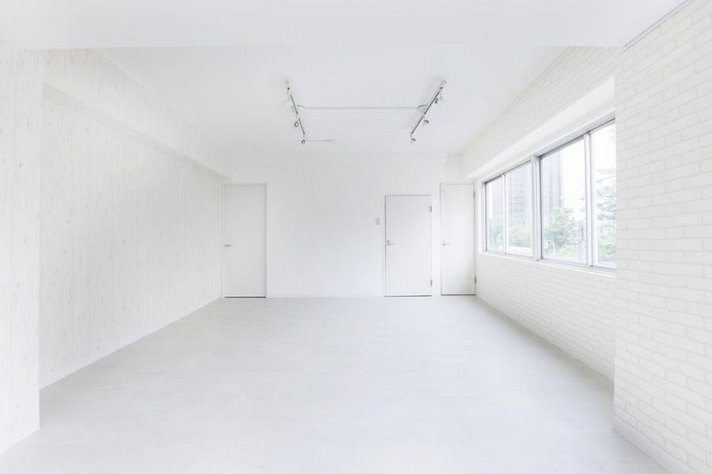 白基調の内装で自然光もバッチリ - ROIS STUDIO studio B｜24時間営業・プロ機材貸出無料の撮影スタジオの室内の写真