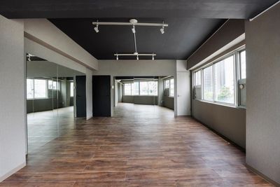 壁2面に大きな鏡あり！モデルレッスンやダンスレッスンに最適な空間です - ROIS STUDIO