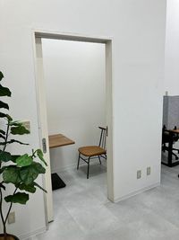 コインスペースイオンタウン守谷店 2名半個室（通話・会話OK）の室内の写真