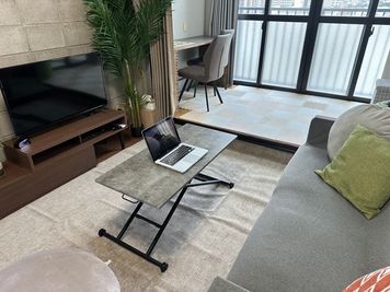 コンセントもあり、パソコン作業に丁度いい高さです✨
高さの調整もできます🍀 - お気軽スペース　ロイヤスシティ中洲の室内の写真