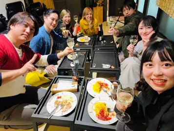 ご飲食は店内で当日ご注文できます。
※お持ち込みの場合は別途手数料がかかります。（¥1,100/時間） - 季ららYokohama 関内3分｜プライベート個室🎉サウナ🧖‍♀️カラオケ🎙ありの室内の写真