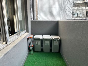 ゴミ捨ても無料!!
可燃/ペットボトル/缶
で分別お願いします - photo space HISAYA / スタジオhiyori 和室/白壁/メイクスペース/トイレもある撮影レンタルスペースの設備の写真