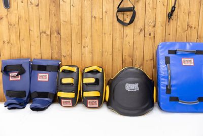 グローブ以外にもレガースやボディミットも完備 - パーソナルジムレグルス スミスマシン・キックボクシング完備のレンタルスペースの設備の写真