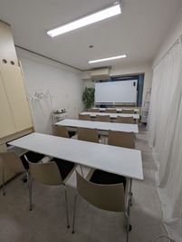 セミナーレイアウト（12名着席＋補助椅子4名） - いるか会議室　栄4丁目店（中日ビルから徒歩3分） いるか会議室　栄4丁目店の室内の写真