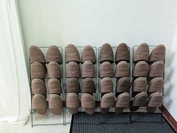 スリッパ　16名分 - いるか会議室　栄4丁目店（中日ビルから徒歩3分） いるか会議室　栄4丁目店の室内の写真