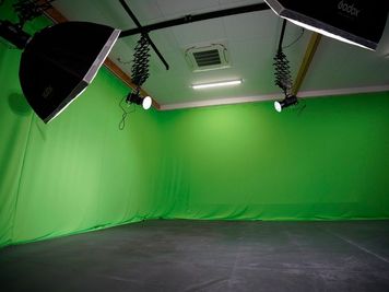 グリーンバックで撮影できます。 - まにすたの室内の写真
