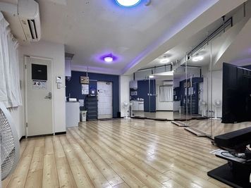 メインフロア。出入口そばに扇風機ひとつめ。 - 新宿ミネルバビル 東新宿歌舞伎町のだんだだん【3F】Dance the Danceの室内の写真