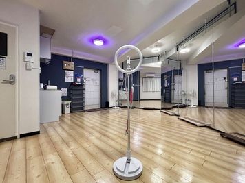 スマホスタンド。LED付。高さ約20cm～約170cm調節可能。高さ調節は力ずくで伸ばしたり縮めてください。※本体からケーブルを抜かないでください。 - 新宿ミネルバビル 東新宿歌舞伎町のだんだだん【3F】Dance the Danceの室内の写真