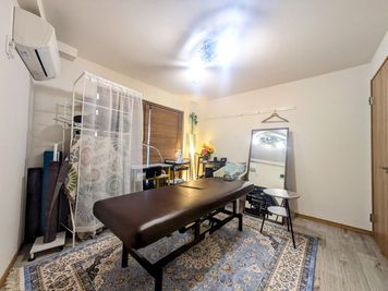 室内です
青い絨毯は季節により変わりますのでご了承下さいませ。
※備品の位置（鏡・椅子）は現状と異なります - レンタルサロン浦和駅東口東仲町店 レンタルサロン浦和駅東口　東仲町店の室内の写真