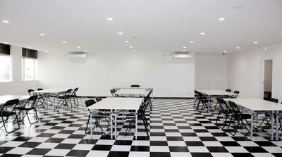 クール＆シンプル。アイデアが際立つ - 函館フリースタジオ＆フリースペース「はこプレイス」 はこプレイス3F「アダプトホール」の室内の写真