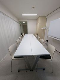 ミーティングレイアウト（12名着席＋補助椅子4名） - いるか会議室　栄4丁目店（中日ビルから徒歩3分） いるか会議室　栄4丁目店の室内の写真