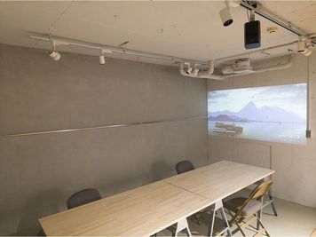 備品｜プロジェクター： 最大95インチに投影可能。映画・スポーツ観戦はもちろん、会議資料やプレゼン表示にもご活用いただけます。 - FLOOR #103 DAIKANYAMAの設備の写真