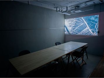 備品｜プロジェクター： 最大95インチに投影可能。映画・スポーツ観戦はもちろん、会議資料やプレゼン表示にもご活用いただけます。 - FLOOR #103 DAIKANYAMAの設備の写真