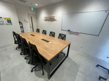 いいオフィス京都四条通 8名会議室（Room E）の室内の写真