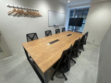 【京都河原町駅から徒歩１分】モニター・ウォーターサーバーあり！8名会議室（Room E）※予約時間前は入室不可 - いいオフィス京都四条通