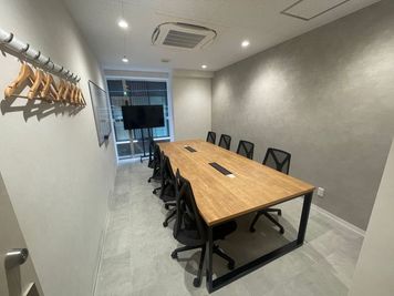 いいオフィス京都四条通 8名会議室（Room E）の室内の写真