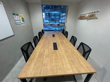 いいオフィス京都四条通 8名会議室（Room A）の室内の写真
