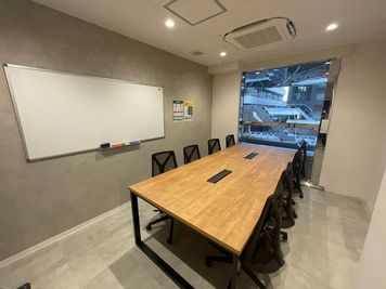 いいオフィス京都四条通 8名会議室（Room A）の室内の写真