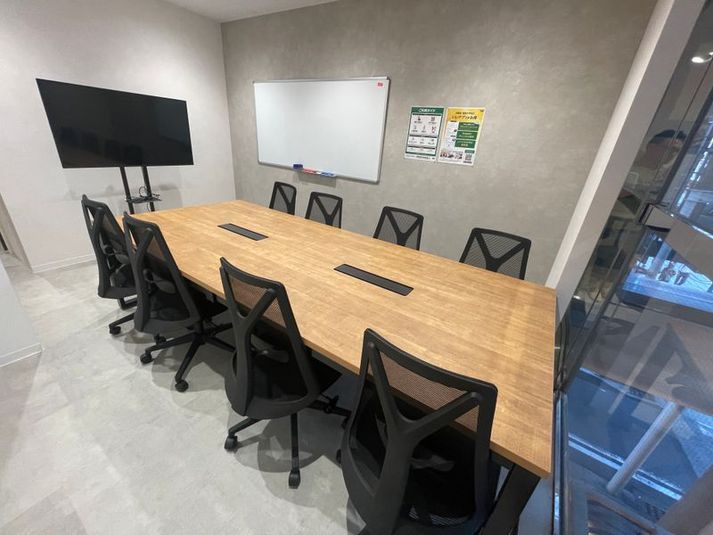 いいオフィス京都四条通 8名会議室（Room A）の室内の写真
