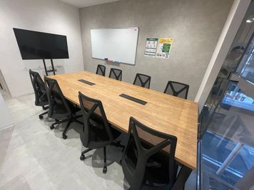 【京都河原町駅から徒歩１分】モニター・ウォーターサーバーあり！8名会議室（Room A）※予約時間前は入室不可 - いいオフィス京都四条通