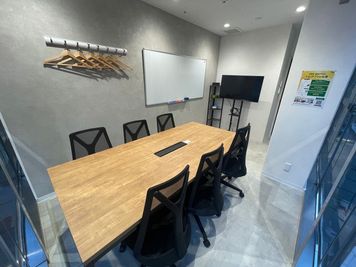 【京都河原町駅から徒歩１分】モニター・ウォーターサーバーあり！6名会議室（Room B）※予約時間前は入室不可 - いいオフィス京都四条通