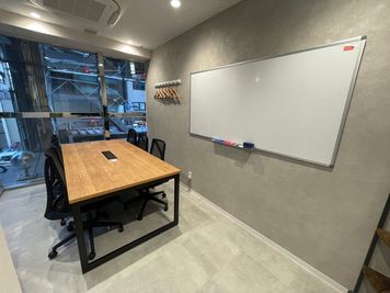 いいオフィス京都四条通 6名会議室（Room B）の室内の写真