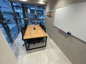いいオフィス京都四条通 6名会議室（Room B）の室内の写真
