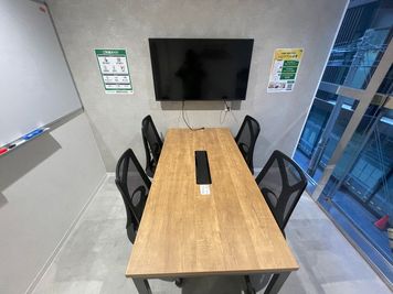 いいオフィス京都四条通 4名会議室（Room D）の室内の写真