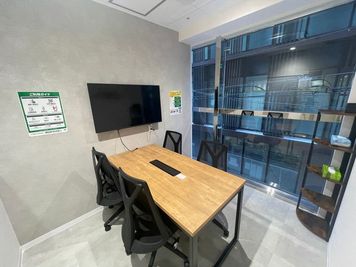 いいオフィス京都四条通 4名会議室（Room D）の室内の写真