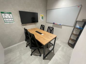 【京都河原町駅から徒歩１分】モニター・ウォーターサーバーあり！4名会議室（RoomC）※予約時間前は入室不可 - いいオフィス京都四条通