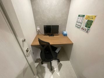 いいオフィス京都四条通 1名個室（ブース2）の室内の写真