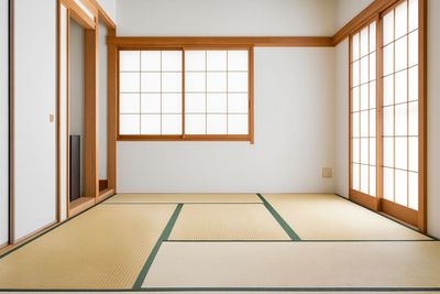 和のぬくもりを感じる、落ち着いた和室。約11畳（東側）。撮影・ヨガ・お教室など多目的に使える和室レンタルスペースです。 - レンタルスペース「MONAMIE -モナミ-」（和室） レンタルスペース「MONAMIE -モナミ-」の室内の写真