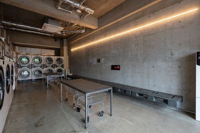 間接照明とベンチをアクセントとしたおしゃれな壁面 - SPIN&WASH　大森海岸店 レンタルスペース・撮影スペースの室内の写真