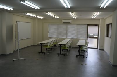 南側には16名まで教室形式での説明会に最適 - みなまき会議室 南万騎が原駅前みなまき会議室の室内の写真