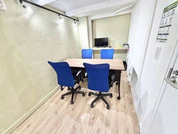 折りたたみテーブルをご利用で、商談・打合せ・面接も可能です。 - WorkWork　 完全個室ブースFの室内の写真