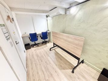 カウンター席でそれぞれ集中してのご利用も可能です。 - WorkWork　 完全個室ブースFの室内の写真