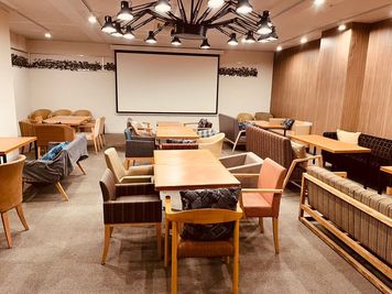 広々45名迄着席可能です。ゆったりソファー席でくつろげます。 - レンタルスペース東洋、東洋ビル貸会議室（堺東） 地下１階パーティールームTOYOの室内の写真