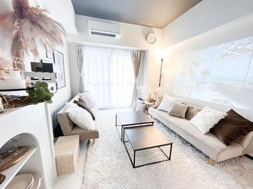 プロジェクターで鑑賞会できます - Lulu(ルル)名駅 【公式】Lulu(ルル)名駅💚名駅徒歩5分、デザイナー装飾✨の室内の写真