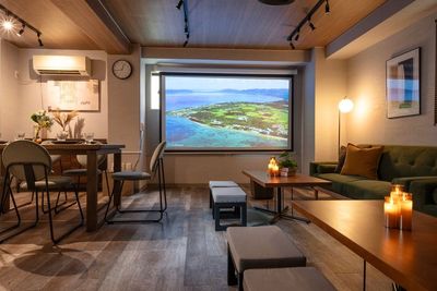 ド迫力の大画面プロジェクターで動画鑑賞🎬 - Aivicスペース池袋西口4号店の室内の写真