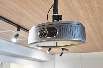 天吊りプロジェクター - Aivicスペース池袋西口4号店の設備の写真