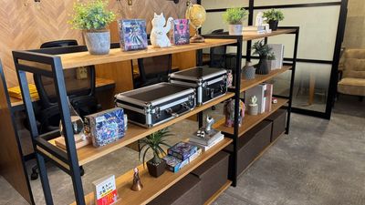 棚とオブジェを利用した撮影 - 🌟NEWオープン🌟コワーキングスペースBuzz Work Buzz Work カフェラウンジの室内の写真