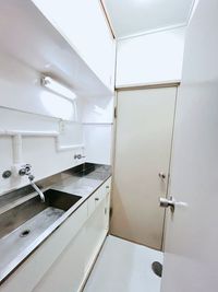 お手洗いは共用部にあります。付属の鍵を使ってご利用ください - プライベートサロンくろねこスタジオ 【JR大森駅東口徒歩6分】プライベートサロンくろねこスタジオの設備の写真