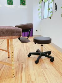 椅子は高さ調整ができます - プライベートサロンくろねこスタジオ 【JR大森駅東口徒歩6分】プライベートサロンくろねこスタジオの設備の写真